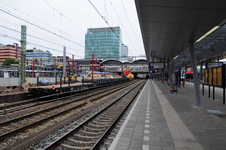 904555 Gezicht op het N.S.-station Utrecht Centraal, vanaf het vijfde perron, na de sloop van de oude perronkappen.